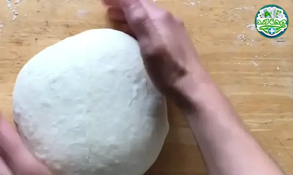 تشكيل العجين الخطوة التالية من تشكيل عجين خبز الساوردو